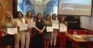 Alicia Sugasti junto a talleristas que exponen su diploma.