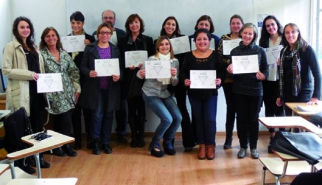 Graduados lucen sonrientes los certificados 